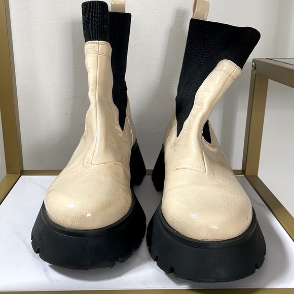 Circus by Sam Edelman Lug Sole Chelsea Boot - Picture 6 of 9